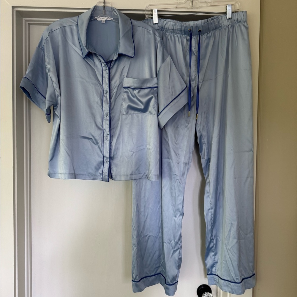 Honeydew light blue/dark blue piped satiny pajamas size large—never worn